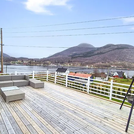 In Nedre Vats With House Sea View Amsosen