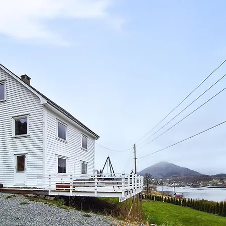 In Nedre Vats With House Sea View * Amsosen